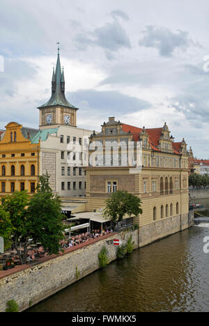 Smetana Museum und riverside Café Restaurant am Ufer der Moldau in Prag, Tschechische Republik Stockfoto