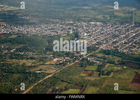 Horizontale Luftaufnahme von San Antonio de Los Banos am Stadtrand der Hauptstadt und die umliegende Landschaft in Kuba. Stockfoto