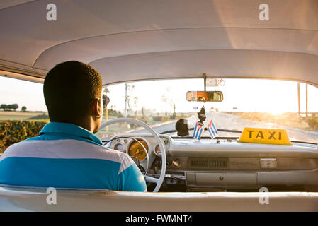 Horizontale Ansicht sitzen in einem alten amerikanischen Oldtimer in Kuba. Stockfoto