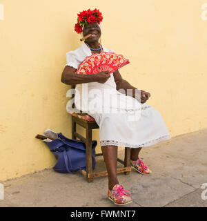 Platz in voller Länge Portrait einer Dame posiert mit einem großen Cohiba Zigarre in Kuba. Stockfoto