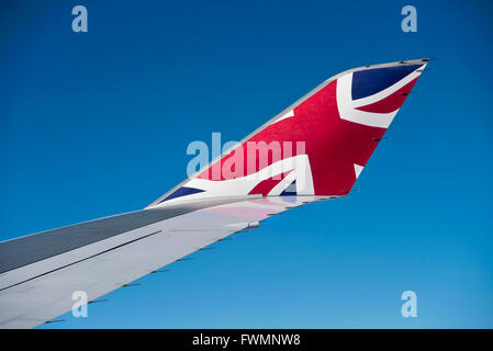 Horizontale Nahaufnahme der Winglet ein Flugzeug während des Fluges. Stockfoto