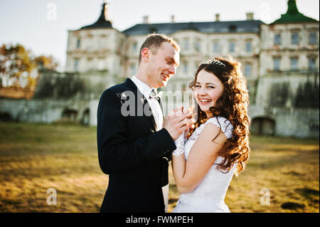 Charmant und modische Hochzeitspaar in Liebe Hintergrund alte Vintage Burg Stockfoto