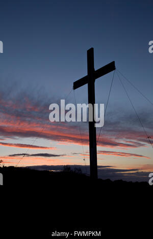 Die Ostern Kreuz Überraschung Blick, Otley Chevin, Otley, Nr Leeds. Das Holz ist aus Manchester Bombe Empörung Juni 96 geborgen. Stockfoto