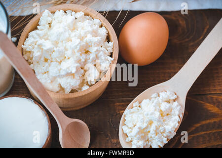 Natürliche selbstgemachte Produkte: Milch, Käse, Sauerrahm und Eiern auf den alten hölzernen Hintergrund mit freier Platz für Ihren Text Stockfoto