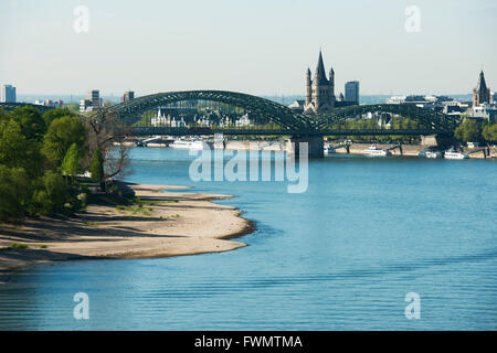 Köln, Deutz, Blick aus der Rheinseilbahn Auf die Hohenzollernbrücke Stockfoto