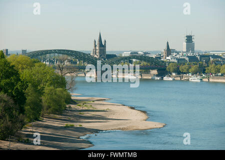 Köln, Deutz, Blick aus der Rheinseilbahn Auf die Hohenzollernbrücke Stockfoto