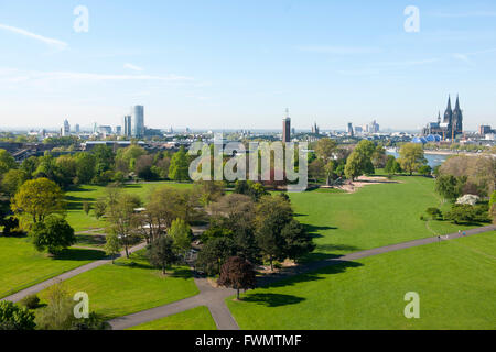 Köln, Deutz, Blick aus der Rheinseilbahn Auf Den Rheinpark Und Den Dom Stockfoto