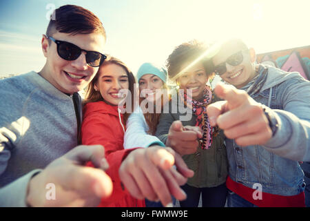 glücklich Teenager Freunde Schuldzuweisungen auf Straße Stockfoto