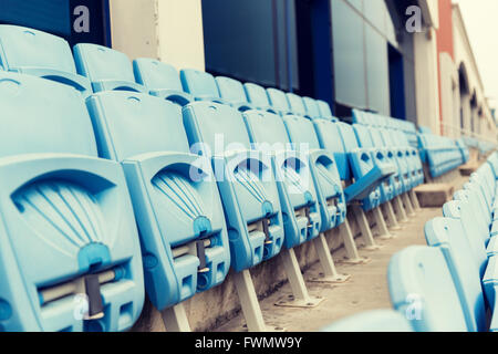 Zeilen mit gefalteten Sitze der Tribüne im Stadion Stockfoto