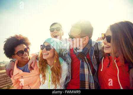 lächelnden Freunde in Sonnenbrille lachend auf Straße Stockfoto