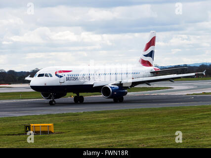 British Airways Airbus A320-232 Verkehrsflugzeug G-EUYA des Rollens bei der Ankunft am internationalen Flughafen Manchester England Vereinigtes Königreich UK Stockfoto