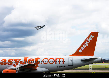 EasyJet-Verkehrsflugzeug Airbus A319-111 G-EZAK Rollen bei der Ankunft am Manchester International Airport England Vereinigtes Königreich UK Stockfoto