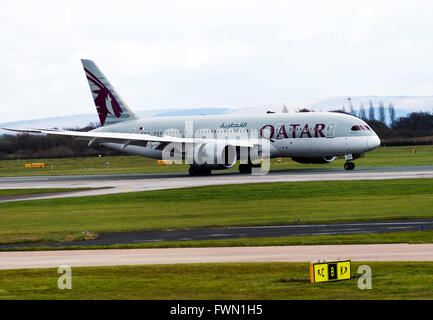 Qatar Airways Boeing 787-8 Dreamliner Airliner A7-BCF landet auf dem internationalen Flughafen Manchester England Vereinigtes Königreich UK Stockfoto