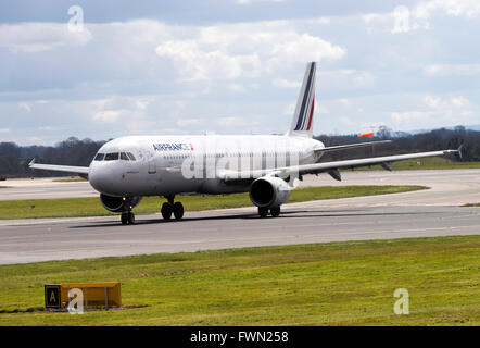 Air France Airbus A321-211 Flugzeug F-GTAS Rollen bei der Ankunft am internationalen Flughafen Manchester England Vereinigtes Königreich UK Stockfoto