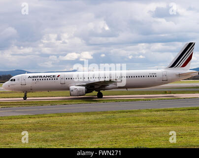 Air France Airbus A321-211 Flugzeug F-GTAS Rollen bei der Ankunft am internationalen Flughafen Manchester England Vereinigtes Königreich UK Stockfoto