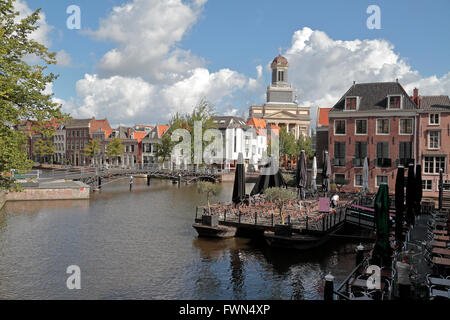 Gesamtansicht des Flusses in Leiden, Südholland, Niederlande. Stockfoto