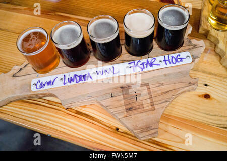 FullStream Brauerei & Taverne, Durham, North Carolina North Carolina USA. Südlichen Craft Bier und Essen.  Hier ein Flug-sampler Stockfoto