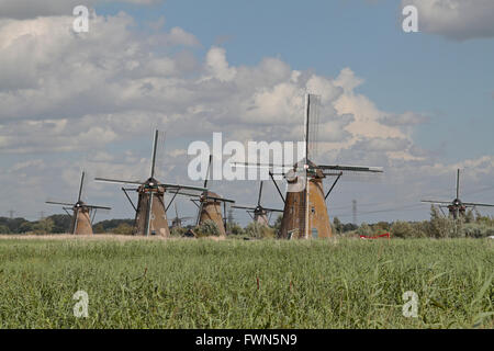 Windmühlen auf den Kinderdijk (Kindes Dyke) in der Nähe von Dordrecht, Niederlande. Stockfoto
