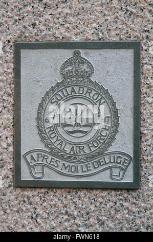 RAF-Plakette auf dem Denkmal an die Royal Air Force, gelegen im Dambusters Memorial Park im Zentrum von Steenbergen, Niederlande. Stockfoto