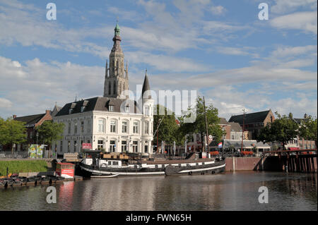 Blick Richtung der Grote Kerk & Zentrum von Breda, Nord-Brabant, Niederlande. Stockfoto