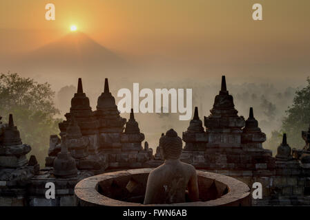 Sonnenaufgang über den Vulkan Merapi am Borobudur-Tempel Stockfoto