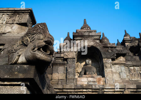 Buddha-Nischen und Wasserspeier auf unteren Ebenen des Borobudur Stockfoto