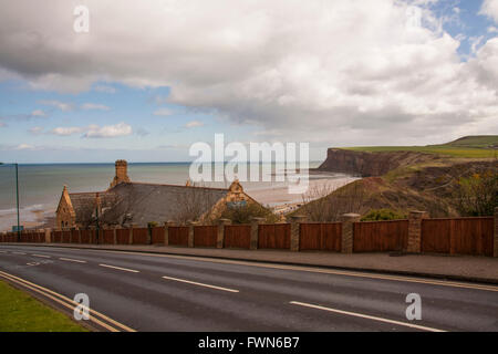 Eine Klippe Draufsicht auf den Strand und Huntcliff bei Saltburn am Meer, England mit blauem Himmel und Zufahrt Stockfoto