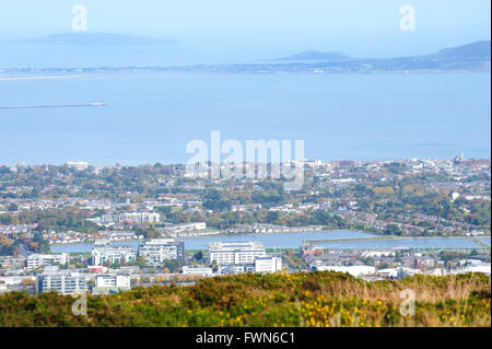 Wicklow Way. Spektakuläre Ansichten der Stadt Dublin und irische See Stockfoto