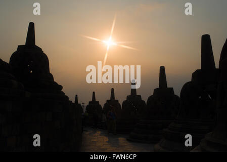 Sonnenuntergang über der perforierten Stupas, die rund um die Hauptkuppel in Borobudur Tempel am 14. August 2015 in Magelang, Indonesien. Stockfoto