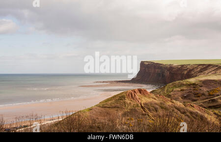 Eine Klippe Draufsicht auf den Strand und Huntcliff bei Saltburn am Meer, England mit blauem Himmel Stockfoto