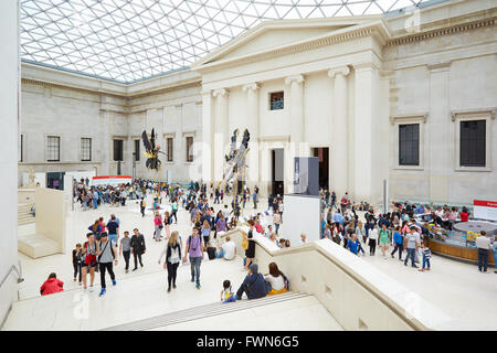 British Museum große innere mit Treppe und Menschen in London Stockfoto