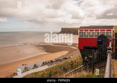 Blick auf die malerische Standseilbahn Schiene Aufzug von der Klippe zum Strand von Saltburn am Meer, England, Vereinigtes Königreich und zeigt Huntcliff Stockfoto