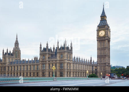 Big Ben und Westminster-Palast in den frühen Morgenstunden, leere Straße in London Stockfoto