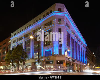 Marks & Spencer Gebäude in der Oxford Street in London bei Nacht beleuchtet Stockfoto