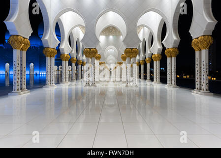 Gleichgewichts - Sheikh Zayed Grand Mosque, Abu Dhabi Stockfoto