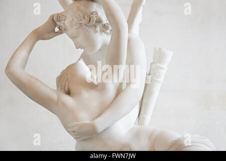 Canovas weiße Amor und Psyche Marmorstatue, Tageslicht Stockfoto