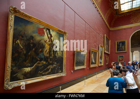 Freiheit führt das Volk von Eugène Delacroix im Louvre in Paris mit Besuchern Stockfoto