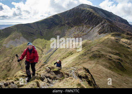 Wanderer aufsteigend Mynydd Tal-y-mignedd mit Blick nach Westen Craig Cwm Silyn auf Nantlle Ridge in den Bergen von Snowdonia National Park (Eryri). Wales UK Stockfoto