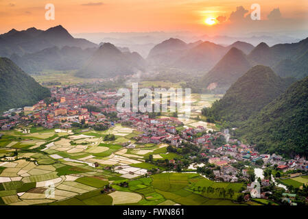 Sonnenuntergang über dem Bacson-Tal in Vietnam Stockfoto