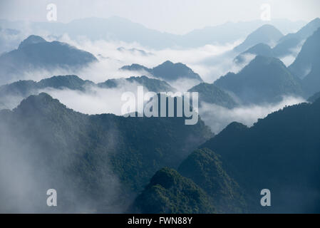 Panorama der Nebel gehüllt Bergen bei Sonnenaufgang Stockfoto
