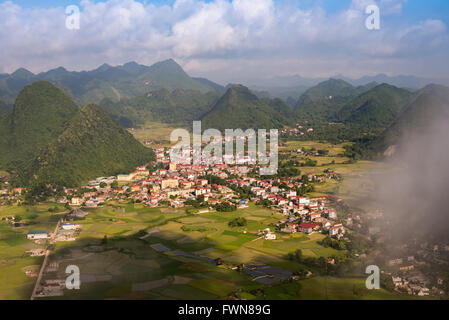 Luftbild von mehreren Bergspitzen und Reisfeld in Vietnam Stockfoto