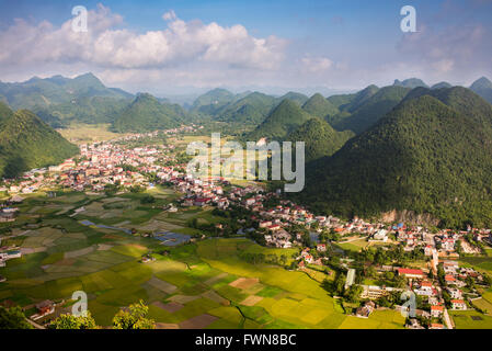 Luftbild von mehreren Bergspitzen und Reisfeld in Vietnam Stockfoto