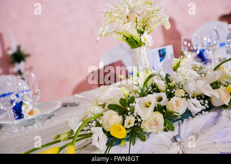 Bouquet von weißen Callas und Rosen auf einer Hochzeitstafel Stockfoto