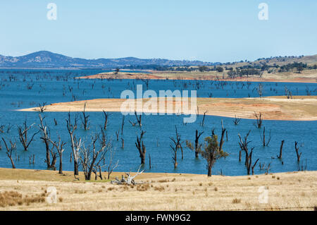 Lake Hume ist das Reservoir durch den Hume Damm, über den Murray River, Victoria, New South Wales Grenze, Australien Stockfoto