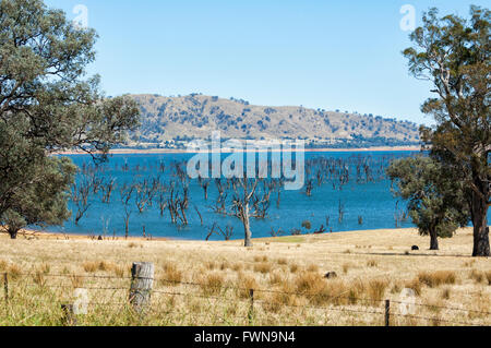 Lake Hume ist das Reservoir durch den Hume Damm, über den Murray River, Victoria, New South Wales Grenze, Australien Stockfoto