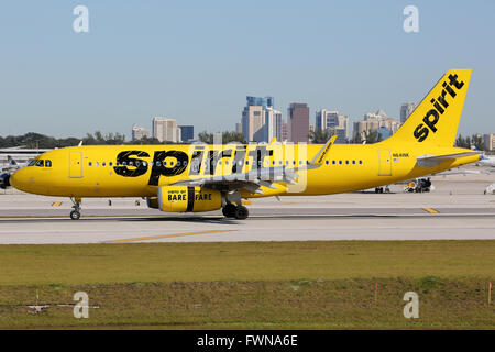 Fort Lauderdale, Vereinigte Staaten von Amerika - 17. Februar 2016: A Spirit Airlines Airbus A320 mit der Registrierung N641NK landet auf dem Fort L Stockfoto