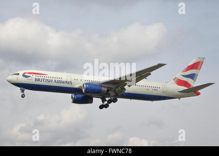 British Airways Boeing 767-300 G-BNWX landet auf dem Flughafen London Heathrow, Vereinigtes Königreich Stockfoto