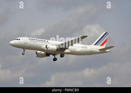 Air France Airbus A320-200 F-GKXZ landet auf dem London Heathrow, Vereinigtes Königreich Stockfoto