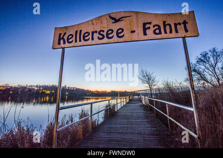 Blick von einer Brücke bei Sonnenaufgang auf dem Kellersee in Malente, Deutschland Stockfoto