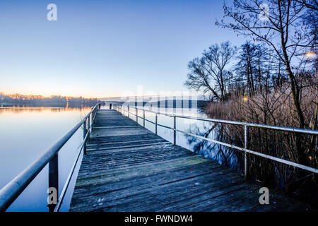 Blick von einer Brücke bei Sonnenaufgang auf dem Kellersee in Malente, Deutschland Stockfoto